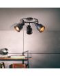 Brilliant Rolet 49633/76 sfeerfoto van industriele zwarte spot met ronde stang en daaraan drie metalen spots met zware stelschroeven