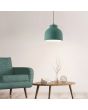 Brilliant Sven 99222/73 sfeerfoto van retro turquoise hanglamp met ronde metalen kap en zwart snoer boven een zithoek