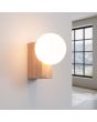 Sfeerfoto van brandende Sollux Bulbo rechthoekige houten wandlamp met wit bolvormig glazen kap van 12 cm in diameter