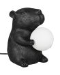 Reality Capi tafellamp van 25 cm hoog in de vorm van een zwarte capibara die een witte bal met omhoog houdt