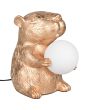 Reality Capi tafellamp van 25 cm hoog in de vorm van een goudkleurige capibara die een witte bal met omhoog houdt