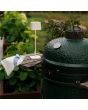 Sfeerfoto van Konstsmide Capri glanzend gebroken witte tafellamp op batterijen van 37 cm hoog en touch dimmer op de kop naast een Green Egg