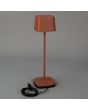 Konstsmide Capri terracotta kleurige tafellamp op batterijen van 37 cm hoog en touch dimmer op de kop met dockingstation