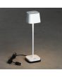 Konstsmide Capri witte oplaadbare aluminium tafellamp voor buiten van 25 cm hoog met een vierkant kapje met touch dimmer op een dockingstation