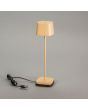 Konstsmide Capri zandkleurige oplaadbare aluminium tafellamp voor buiten van 25 cm hoog met een vierkant kapje met touch dimmer op een dockingstation