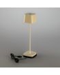 Konstsmide Capri glossy gebroken witte oplaadbare aluminium tafellamp voor buiten van 25 cm hoog met een vierkant kapje met touch dimmer op een dockingstation
