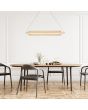 Searchlight Capsule 28800SB sfeerfoto van hanglamp met messing plafondplaat en cilindervormige hanglamp van acryl met LED buis erin boven een eettafel met vier grijs houten stoelen