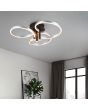 Trio Caruso 648110605 sfeerfoto van zwarte plafondlamp met drie spotjes naar beneden en drie aluminium kleurige LED cirkels aan het plafond voor een raam met bruine gordijnen