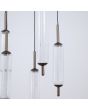 Detailfoto van de geribbeld glazen kelken van de Searchlight Cattail hanglamp met koffiebruine ronde plafondplaat met drie GU10 spotjes en vijf pendels met ovaal glazen kelken en geintegreerde LED