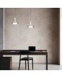Trio Celeste 354910132 sfeerfoto van twee verchroomd glazen hanglampen boven een zwart met houten bureau