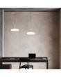 Trio Celeste 354910165 sfeerfoto van twee koffie bruine hanglampen met wit glas boven een zwart met houten bureau