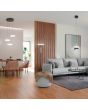 Trio Celeste 354930365 sfeerfoto van hanglamp met zwarte ronde plafondplaat met liftfunctie en met drie witte kappen met koffiebruine details boven een eettafel in een moderne woonkamer