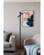 Searchlight EU10460BK sfeerfoto van de zwarte vloerlamp met twee buisvormige spots en touchdimmer op de paal in een woonkamer met schilderij, grijze bank met kussens en grijze stoel met deken