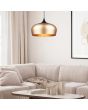Trio Chiron 310890108 sfeerfoto van mat messing bolvormige hanglamp met mat zwarte bovenzijde boven een beige stoffen hoekbank