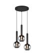 Trio Clayton 310390332 brandende zwarte hanglamp met drie pendels aan een ronde plafondplaat. De pendels hebben een buis van 30cm en verchroomd glazen kapjes met een E27 fitting