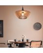 Trio Colino 315900142 sfeerfoto van hanglamp met zwarte pendel en kap van natuurhouten lamellen boven een landelijke eettafel