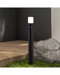 zwarte cilindervormige paallamp colorade van 80 cm hoog met bewegingsmelder en opaal witte kap in een tuin