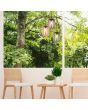 Trio Cork 364630317 sfeerfoto van hanglamp met drie pendels met amber, groen en rookglazen kappen met bovenzijde van kurk in een veranda