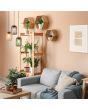Trio Cork 364630317 sfeerfoto van hanglamp met drie pendels met amber, groen en rookglazen kappen met bovenzijde van kurk in een landelijke woonkamer
