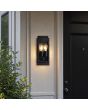 zwarte buitenwandlamp van 51 cm hoog met twee st64 edison lampen naast een voordeur aan een buitenmuur