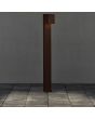 Brandende Konstsmide Cremona roestbruine aluminium tuinpaal van 100 cm hoog met vierkant kapje met neerwaardse van 0-90 graden instelbare lichtbundel