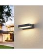 Trio Cuando 226660242 sfeerfoto van antracietgrijze plankvormige wandlamp voor buiten met led paneel aan een spachtelputz muur met up en down lichtbeeld