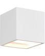 Onderaanzicht brandende Trio Dadi overschilderbare 11,5cm grote kubusvormige wandlamp van gips met lichtopening naar boven en beneden van