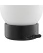 Detailfoto van de USB laadpoort van de Brilliant Dori zwarte oplaadbare tafellamp van 12,8 cm hoog en 10,5 cm in diameter met bolvormige wit glazen kap
