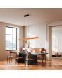 Trio Edgewood 359719130 sfeerfoto van hanglamp met zwarte plafondbalk met liftfunctie en houten balk van 150cm boven een stenen eettafel in een landelijke woonkamer