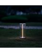 Sfeerfoto van Konstsmide Edison L antraciet grijze tafellamp met flexibele magnetische lichtbron van 32cm en acryl glazen kap in een grasveld