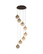 hanglamp met zwarte plafondplaat van 45cm met acht pendels met elk een kap met goudkleurige bovenzijde en een obre amber kleurige glazen bol met geïntegreerde LED