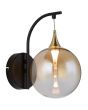 brandende wandlamp met zwarte ophanging van 26cm hoog met hangende kap met goudkleurige bovenzijde en een obre amber kleurige glazen bol met geïntegreerde LED
