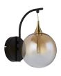 wandlamp met zwarte ophanging van 26cm hoog met hangende kap met goudkleurige bovenzijde en een obre amber kleurige glazen bol met geïntegreerde LED