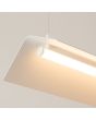 Detailfoto van de brandende LED unit van de witte driehoekig langwerpige hanglamp van metaal van 150 cm lang met buisvormige LED eronder