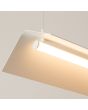 Detailfoto van de LED buis van de beige driehoekig langwerpige hanglamp van metaal van 150 cm lang met buisvormige LED eronder