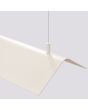 Bovenaanzicht van een hoek van de beige driehoekig langwerpige hanglamp van metaal van 150 cm lang met buisvormige LED eronder