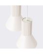 Bovenaanzicht kapje van de Sollux Estria beige hanglamp met drie pendels met geribbelde fittinghouder en een kegelvormige kapje met een diameter van 14cm