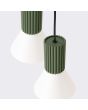 Bovenaanzicht kapje van Sollux Estria olijf groen met beige hanglamp met drie pendels met geribbelde fittinghouder en een kegelvormige kapje met een diameter van 14cm