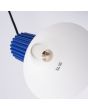 Onderaanzicht met fitting van de Sollux Estria marine blauw met witte hanglamp met een geribbelde fittinghouder en een kegelvormige kapje met een diameter van 14cm
