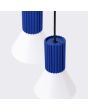 Bovenaanzicht kapje van de Sollux Estria marine blauw met witte hanglamp met drie pendels met geribbelde fittinghouder en een kegelvormige kapje met een diameter van 14cm