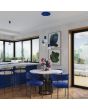 Sfeerfoto van de Sollux Estria marine blauw met witte hanglamp met drie pendels met geribbelde fittinghouder en een kegelvormige kapje met een diameter van 14cm boven een eettafel
