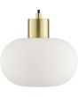 Detailfoto van de kap van de Brilliant Fanny mat messing hanglamp met wit ovaal glazen kap met een diameter van 22cm