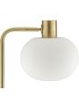 Detailfoto van de kap van de Brilliant Fanny mat messing vloerlamp van 160 cm hoog met wit ovaal glazen kap met een diameter van 22 cm