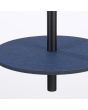 Bovenaanzicht schijf van vilt van de Sollux Feltro zwarte buisvormige hanglamp met een buis van 50 cm bij 2,5 cm met een marine blauwe schijf van 30 cm in diameter van vilt om de buis