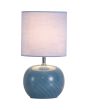 Brandende Searchlight Fete tafellamp van 30,5cm hoog met blauw glazen voet en lichtblauw kapje van textiel