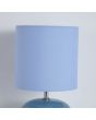 Detailfoto van het kapje van de Searchlight Fete tafellamp van 30,5cm hoog met blauw glazen voet en lichtblauw kapje van textiel