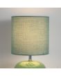 Detailfoto van de kap van de Searchlight Fete tafellamp van 30,5cm hoog met groen glazen voet en groen kapje van textiel