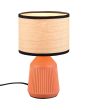 Brandende Casalum Formentera tafellamp van 26,5cm hoog met terracotta voet van keramiek en ronde kap met een diameter van 16 cm van papiergaren