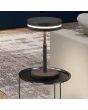 Trio Franklin 526510142 sfeerfoto van antraciet grijze tafellamp met schijfvormige metalen kap met LED rand in de zijkant en LED paneel naar beneden op een bijzettafeltje naast een beige bank