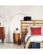 Searchlight Giant Arc EU1013CC sfeerfoto van chromen booglamp met zwarte kap van textiel met zilverkleurige binnenzijde naast een houten bed met nachtkastje van een boomstam